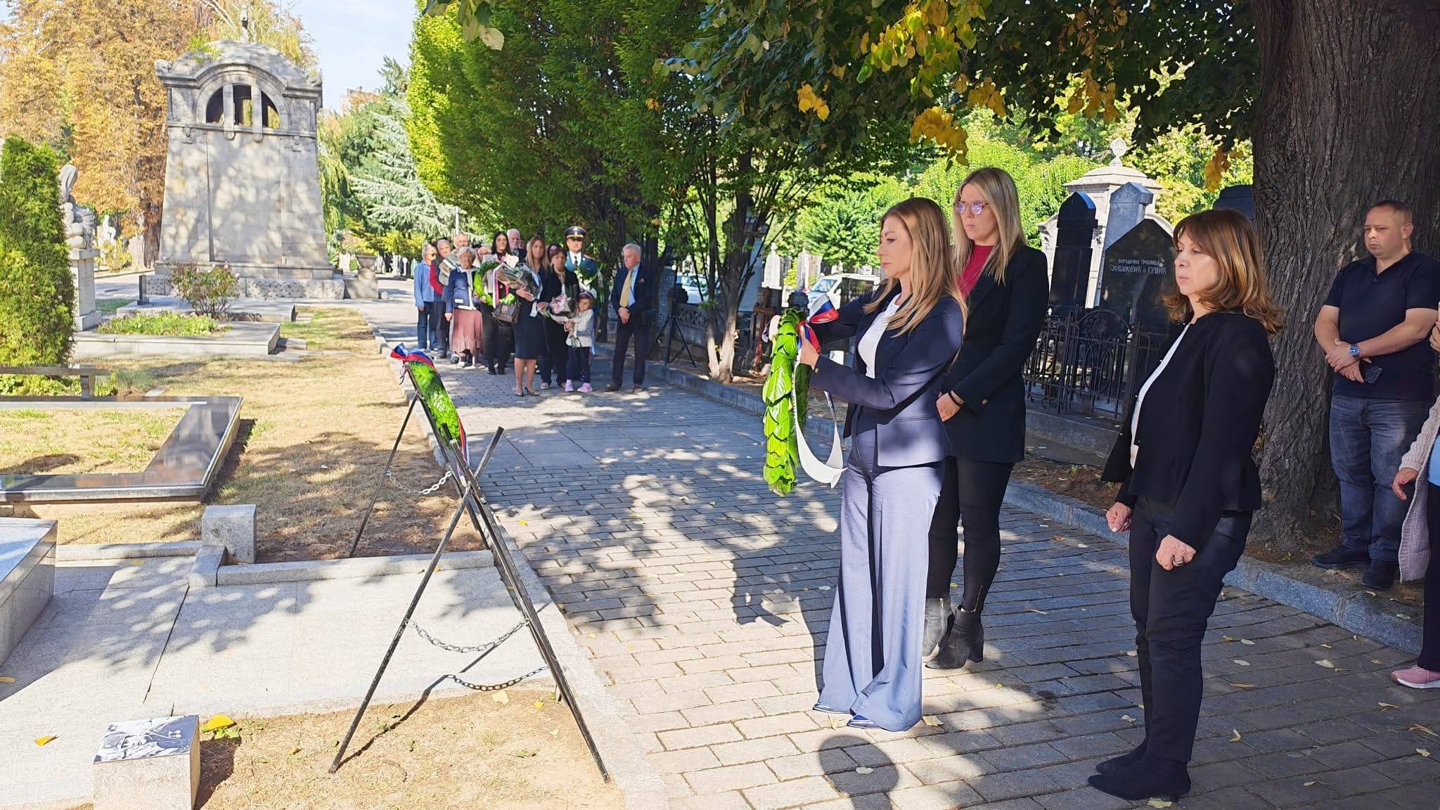 Polaganje venca u Aleji velikana na Novom groblju, iza delegacije okupljeni poštovaoci