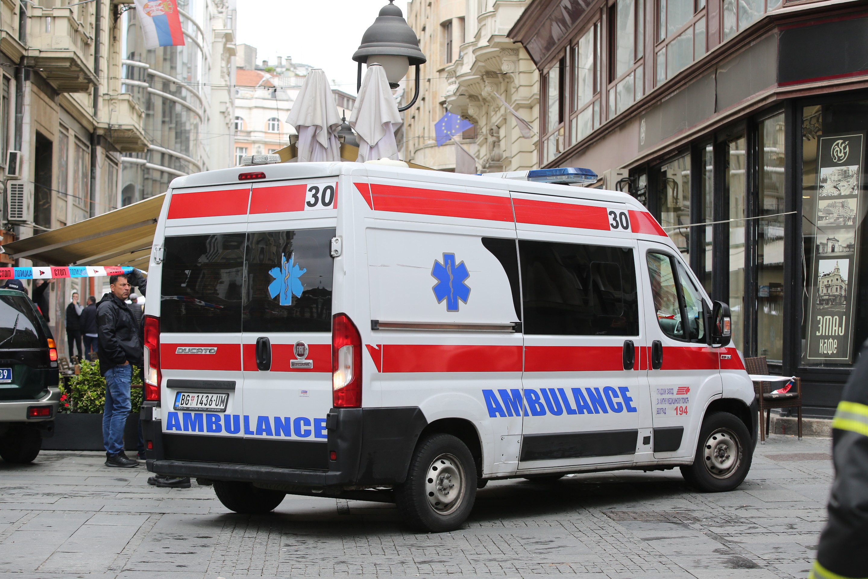 Vozilo Hitne pomoći parkirano u gradskoj ulici