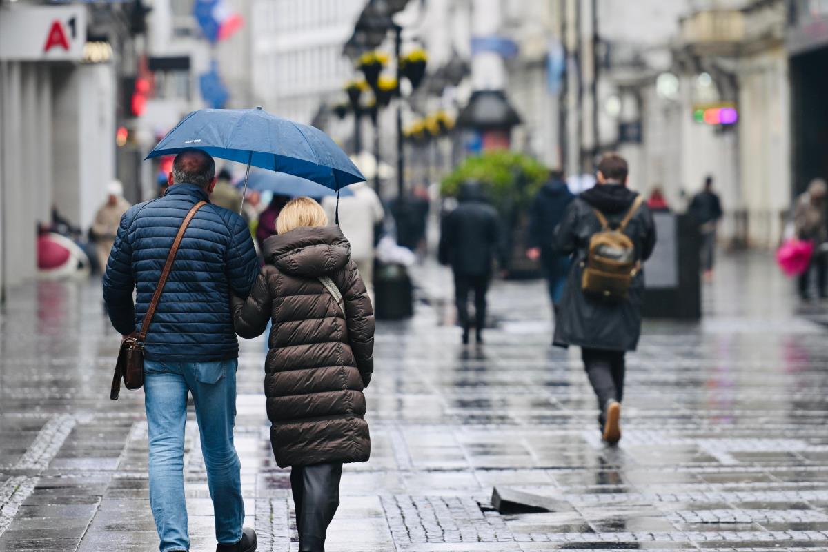 Prolaznici pod kišobranom na mokroj pešačkoj zoni u centru Beograda