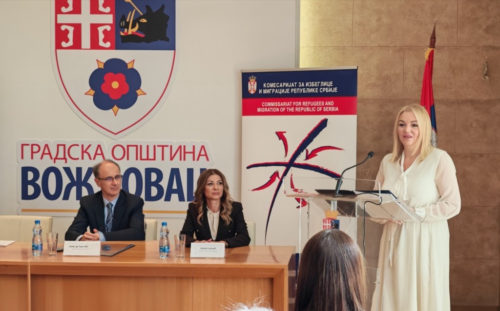 Predstavnici Vlade Srbije, Komesarijata za izbeglice i migracije i GO Voždovac na skupu u sali opštine Voždovac