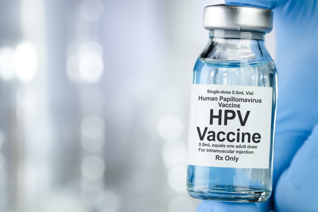 Bočica HPV vakcine u ruci u zaštitnoj rukavici