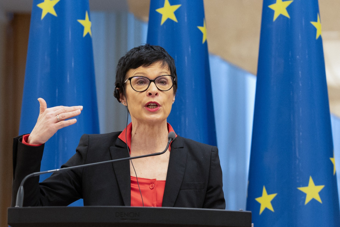 Marta Kos govori za govornicom ispred zastava Evropske unije