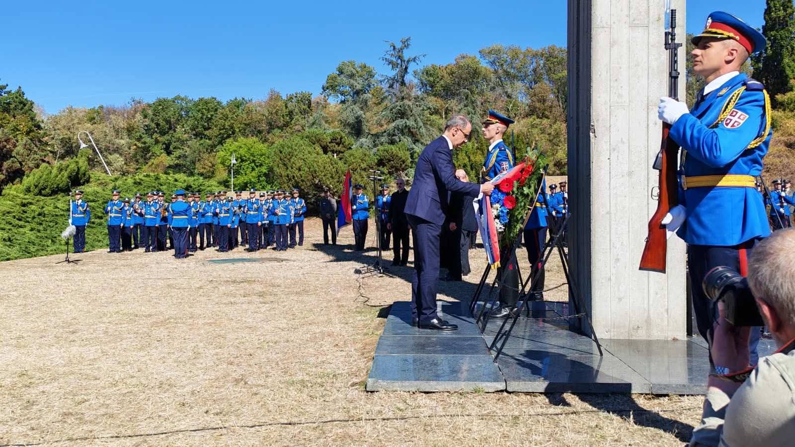 Polaganje venca kod Centralnog spomenika u Spomen-parku Jajinci, uz pripadnike Garde Vojske Srbije