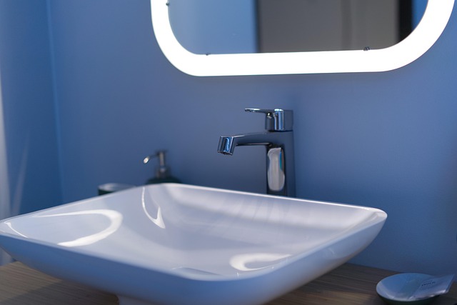 Lavabo sa slavinom u kupatilu