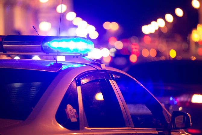Plava rotaciona svetla na policijskom automobilu noću