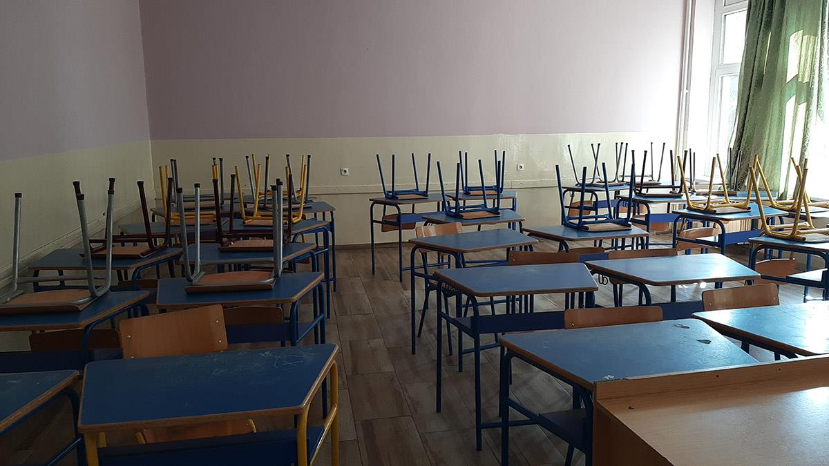 Prazna učionica sa stolicama podignutim na klupe
