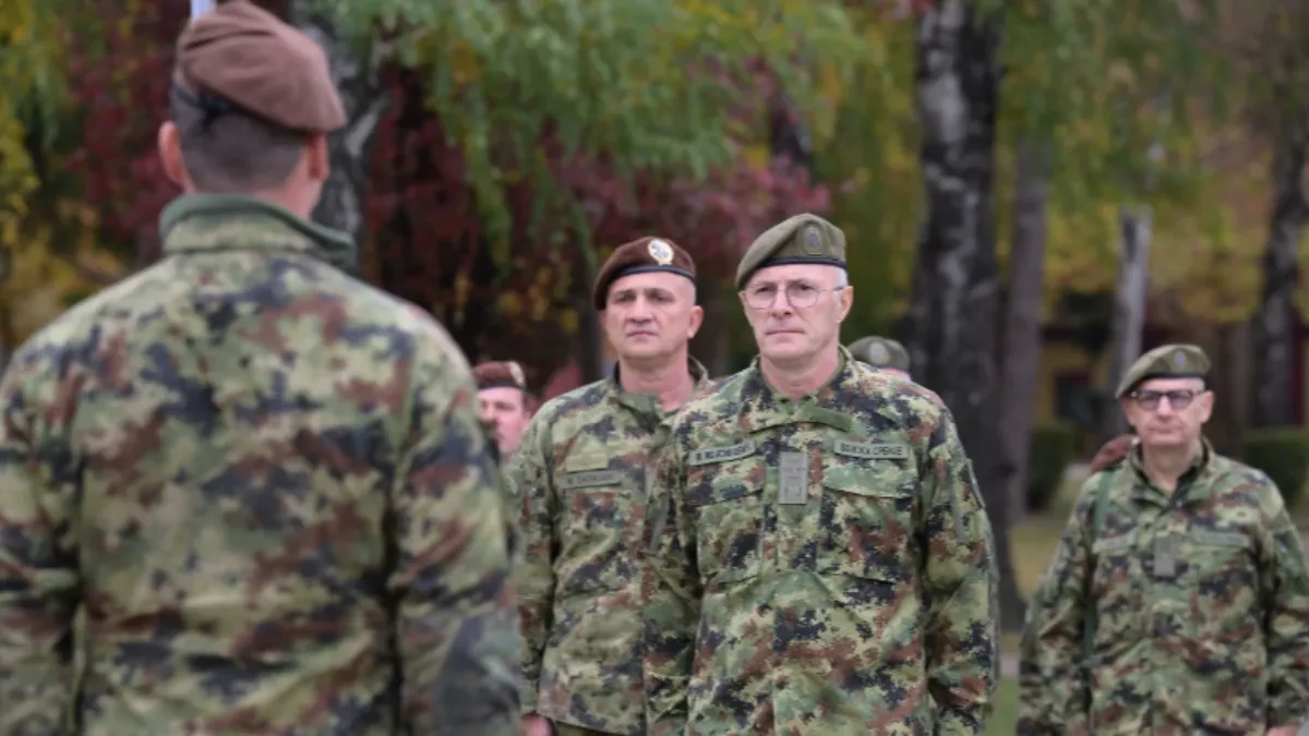 Oficiri Vojske Srbije u maskirnim uniformama ispred vojnika, u pozadini jesenje drveće