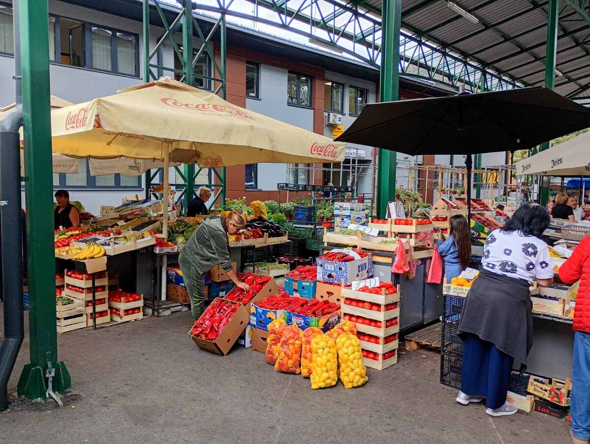 Tezge sa paprikama, paradajzom i drugim povrćem na natkrivenoj pijaci