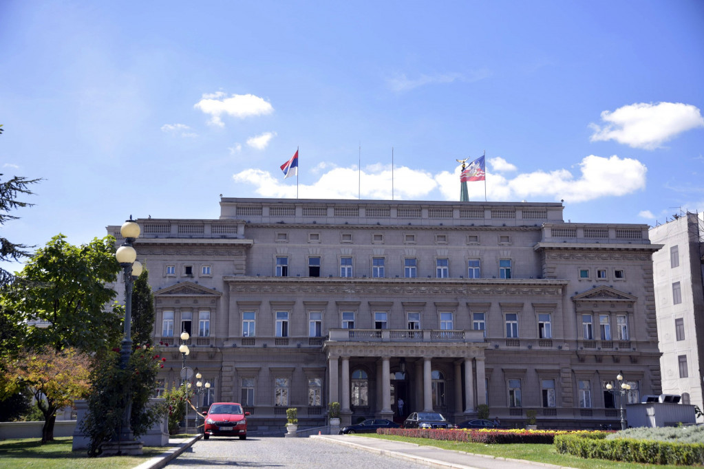 Zgrada Starog dvora u Beogradu sa zastavama na krovu