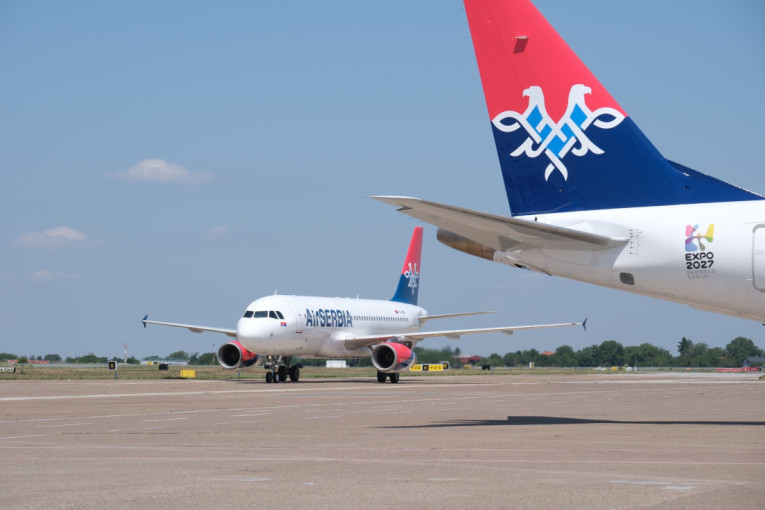 Avion Er Srbije na pisti, u prvom planu rep drugog aviona kompanije