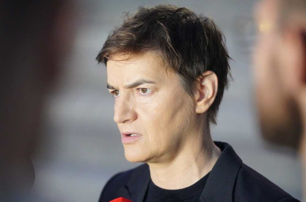 Ana Brnabić govori pred novinarskim mikrofonima, krupni plan