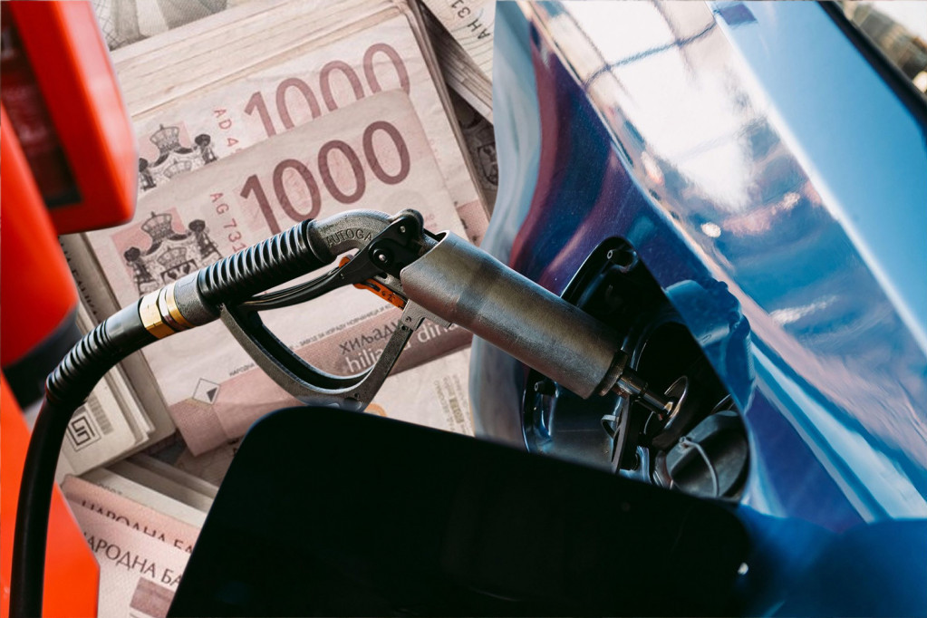 Pištolj za točenje goriva u rezervoaru plavog automobila, u pozadini novčanice od 1.000 dinara