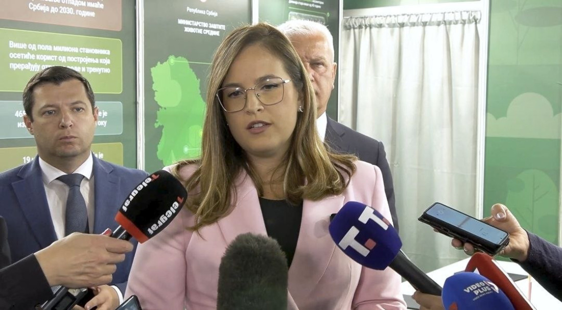 Ministarka Sara Pavkov daje izjavu novinarima ispred štanda Ministarstva zaštite životne sredine