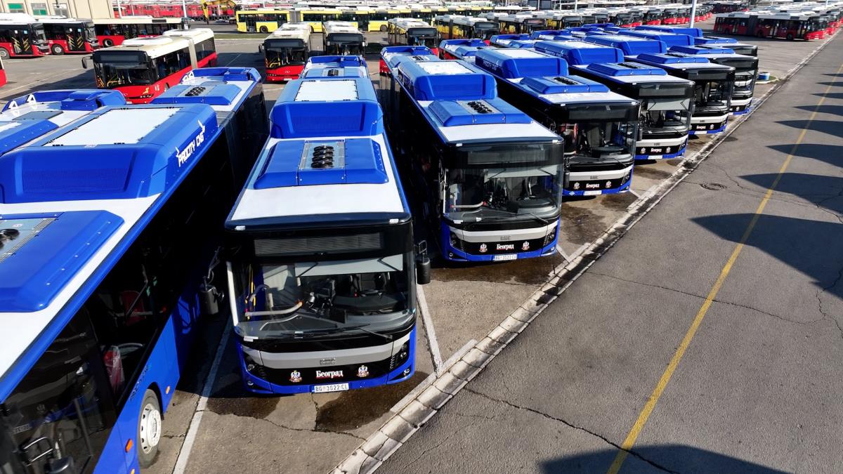 Autobusi gradskog prevoza parkirani u garaži, snimak iz vazduha