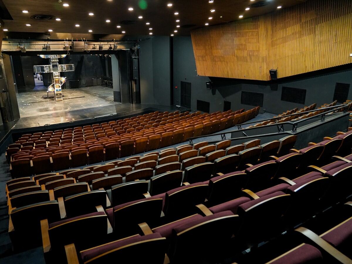 Sala Beogradskog dramskog pozorišta sa pogledom na scenu