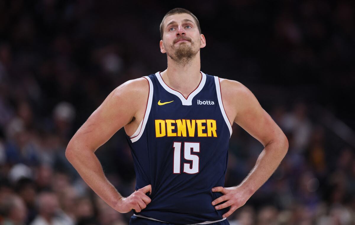 Nikola Jokić u dresu Denvera sa brojem 15 stoji sa rukama na bokovima