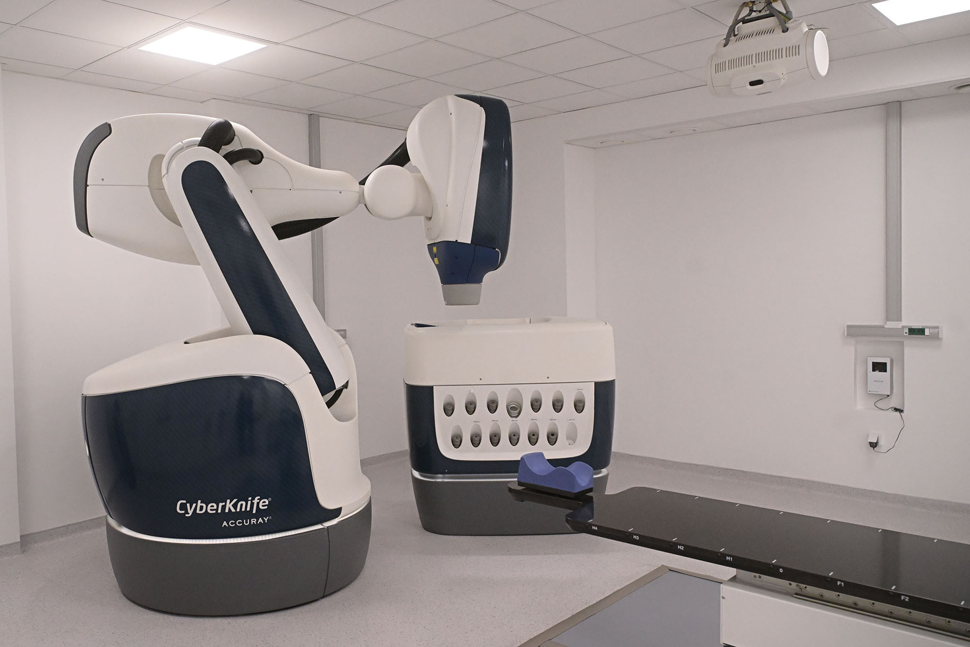 Uređaj Sajber nož sa robotskom rukom i stolom za pacijenta u prostoriji za zračenje