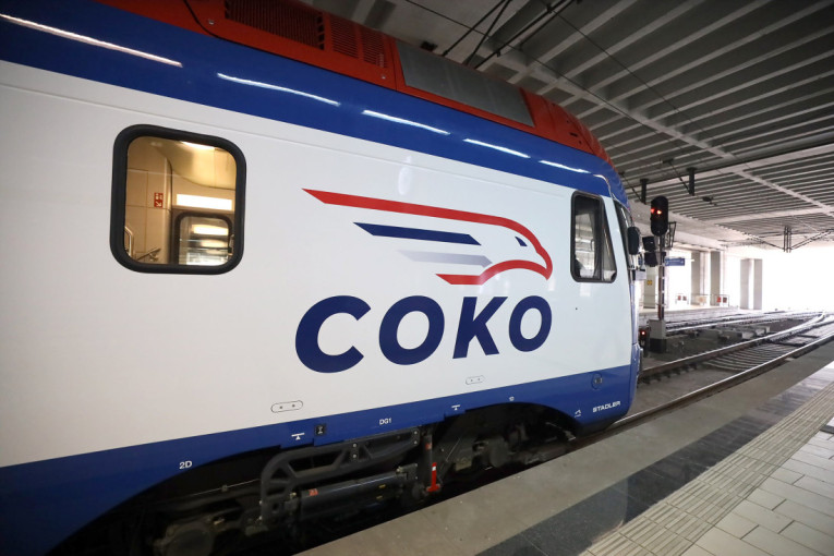 Voz Soko Srbijavoza na peronu stanice