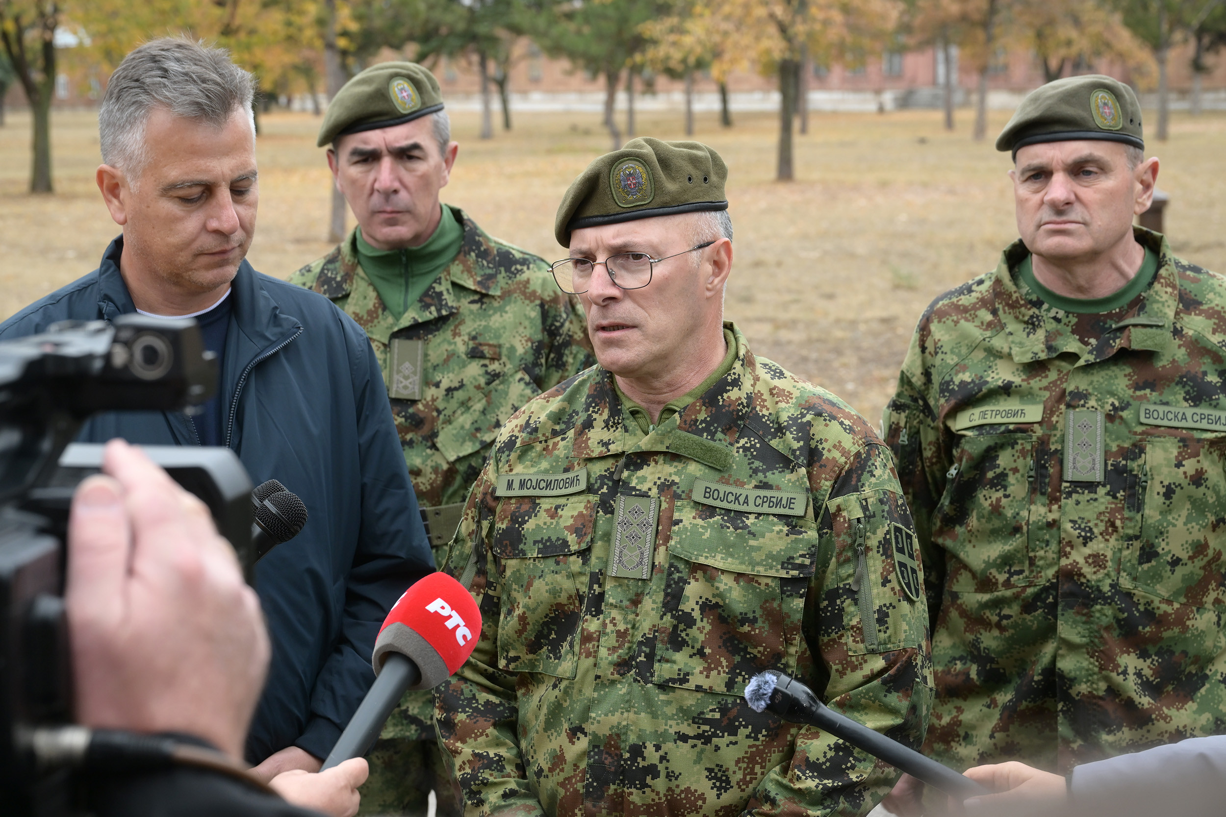 General Milan Mojsilović u uniformi govori novinarima ispred kasarne, pored njega gradonačelnik Pirota i oficiri Vojske Srbije