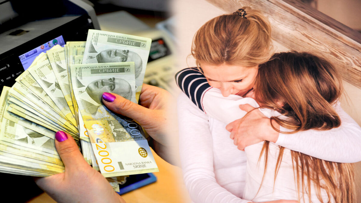 Ruke drže svežanj novčanica od 2.000 dinara, pored fotografije majke koja grli devojčicu