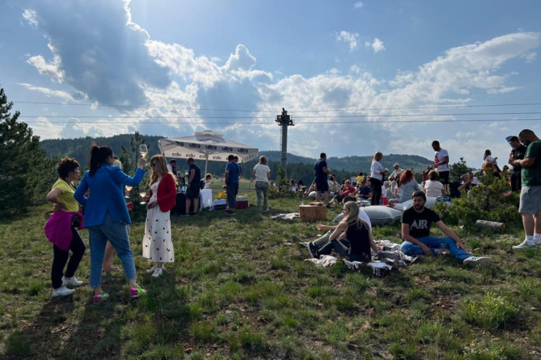 Posetioci na pikniku na livadi na Zlatiboru